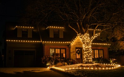 How Early Should You Book Christmas Light Installation in Burlington, Oakville & Hamilton?